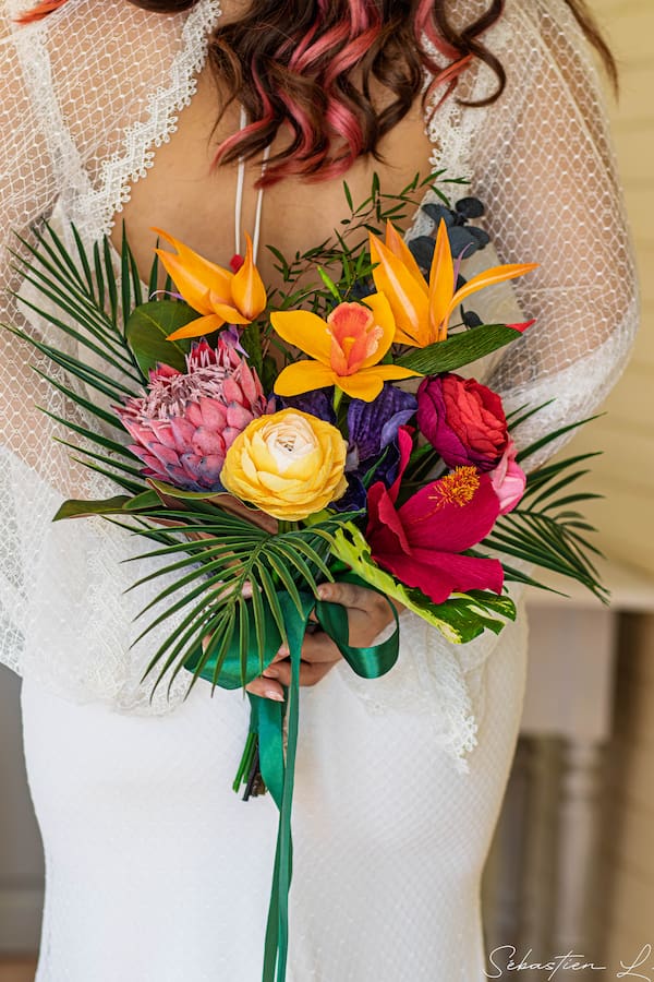 Portraits des mariés à travers un cadre tenu par leurs enfants qui se cachent les yeux Portraits des mariés à travers un cadre tenu par leurs enfants qui se cachent les yeux